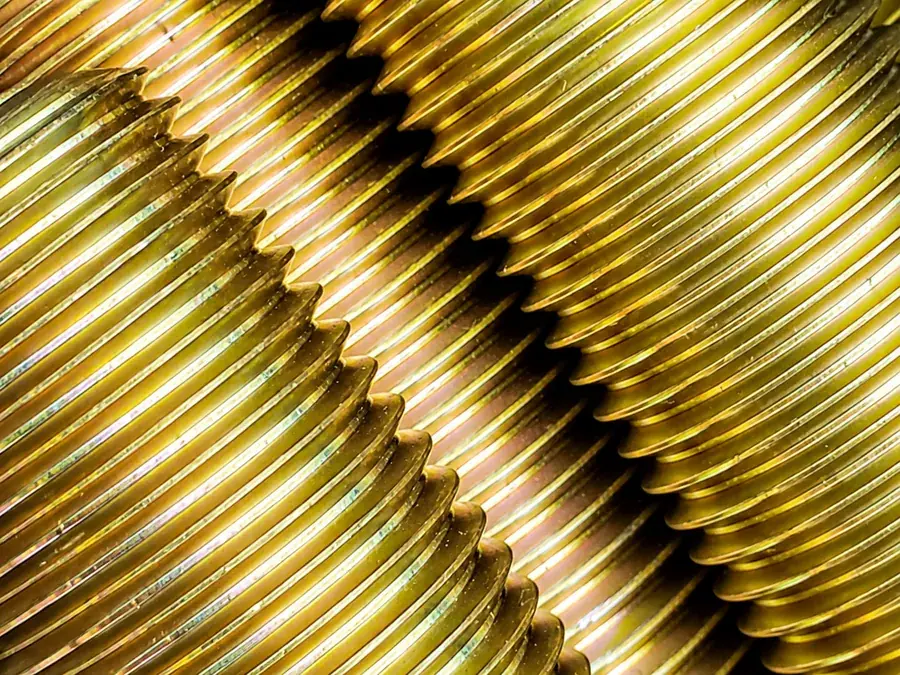 Cádmio amarelo — Roscas com cadmiagem amarela iridescente, tratamento realizado pela Artec Galvanotécnica