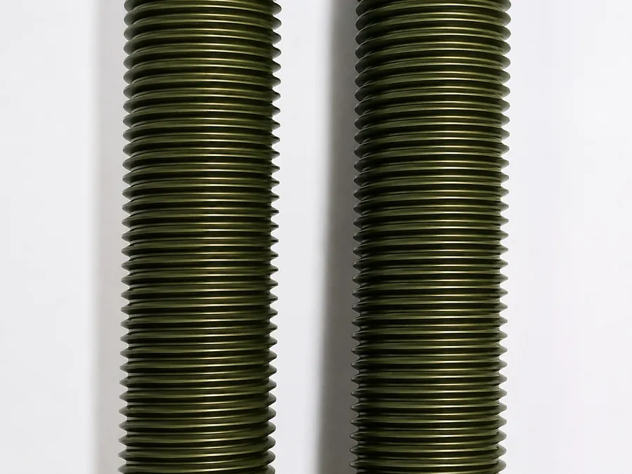 Zinco verde oliva — Barras roscadas com passivação verde oliva, tratamento realizado pela Artec Galvanotécnica